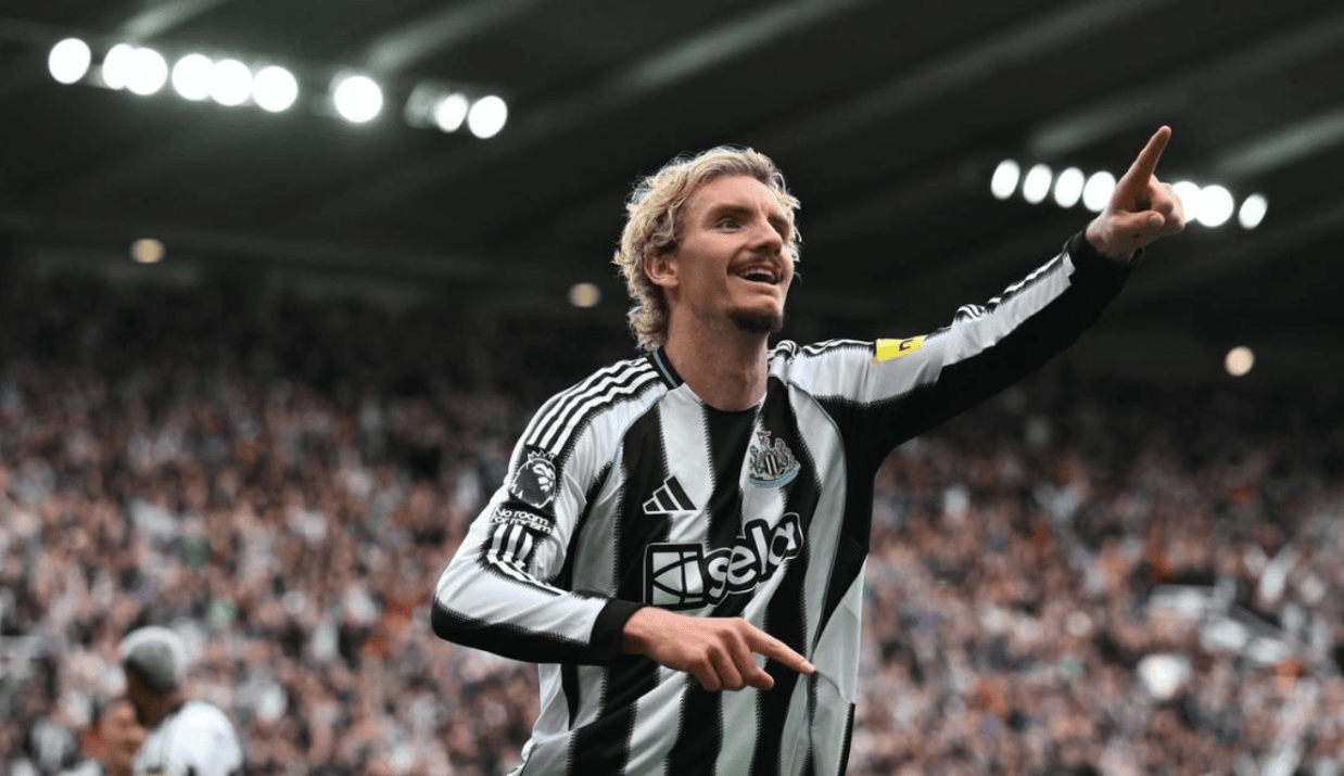 一场1-0,让纽卡收获赛季首胜,降级热门诞生:狼队耻辱4连败