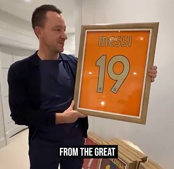 特里拍卖06年跟梅西要的球衣！为了做公益！